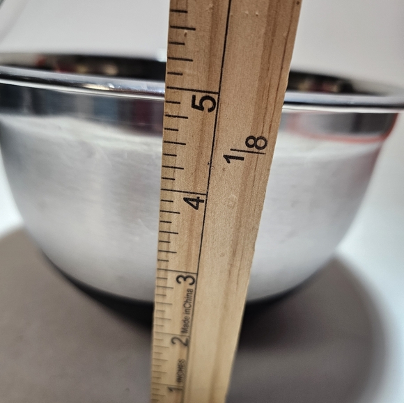 STAINLESS STEEL MEASURING BOWL 22 CM  WITH BLACK ANTI SKID BOTTOM - Picture 2 of 5